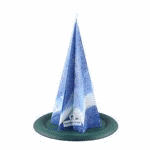 Nordkerze dreidimensionale Stearinkerzen Sternkegelpyramide blau weiß auf Teller